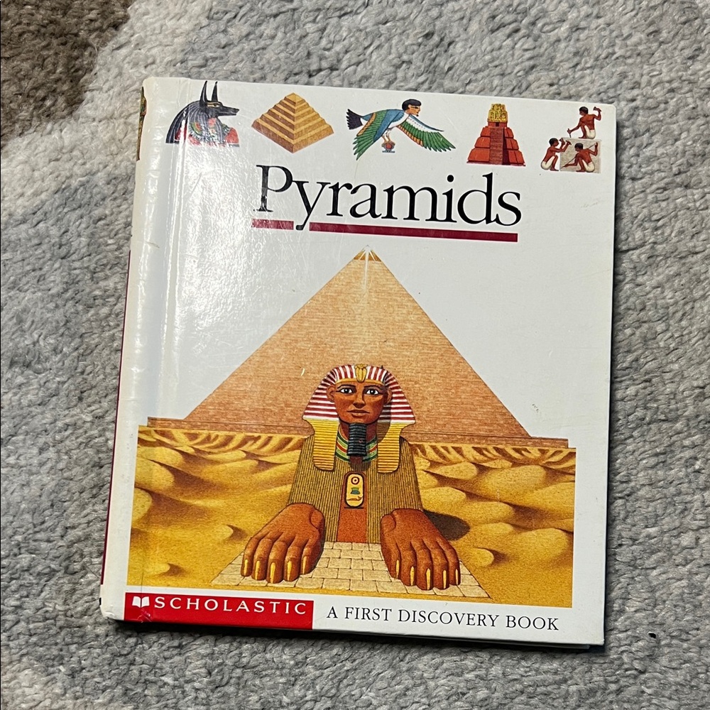 🐺Scholastic Pyramids First Discovery Book